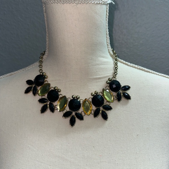 Jewelry - Elegant Black and Gold Necklace